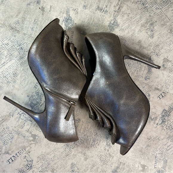 Elizabeth and James Open Toe Ruffled Front Zipper Trim - Picture 8 of 13